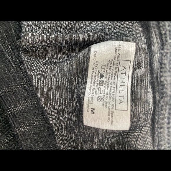 Athleta black  pull over Athletic Top with Thumb Holes - Picture 4 of 8